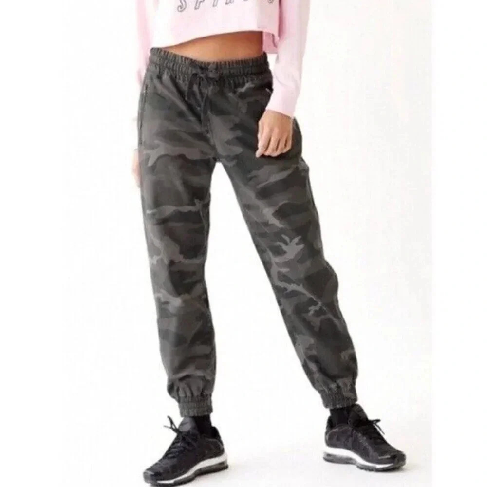Aritzia Womens Size Xsmall Tna Alix Camo Jogger